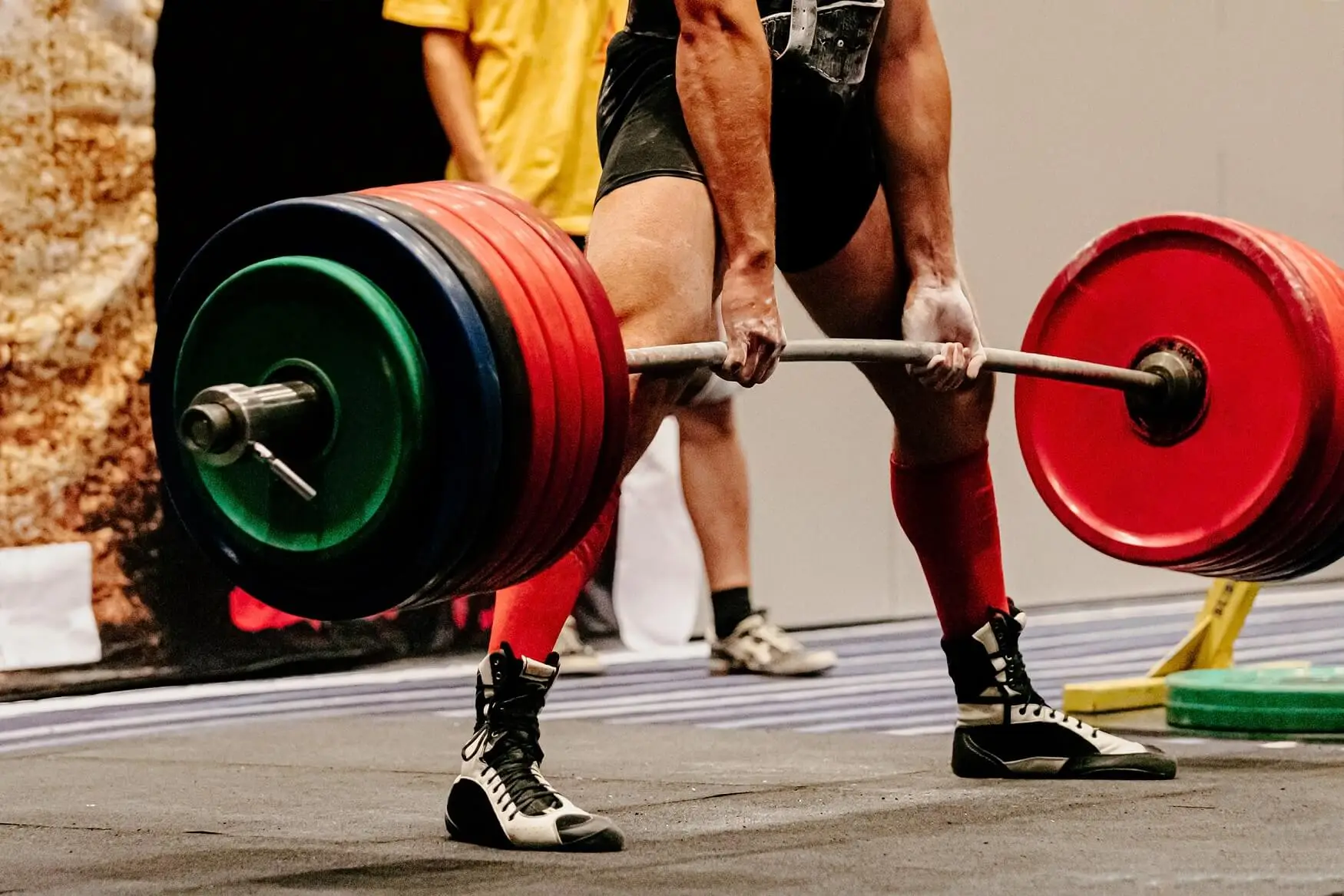 man doing deadlift using liquid chalk